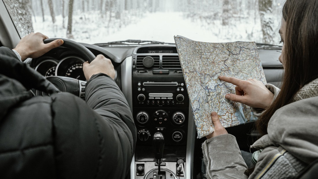 back-view-couple-car-while-road-trip-consulting-map (1)